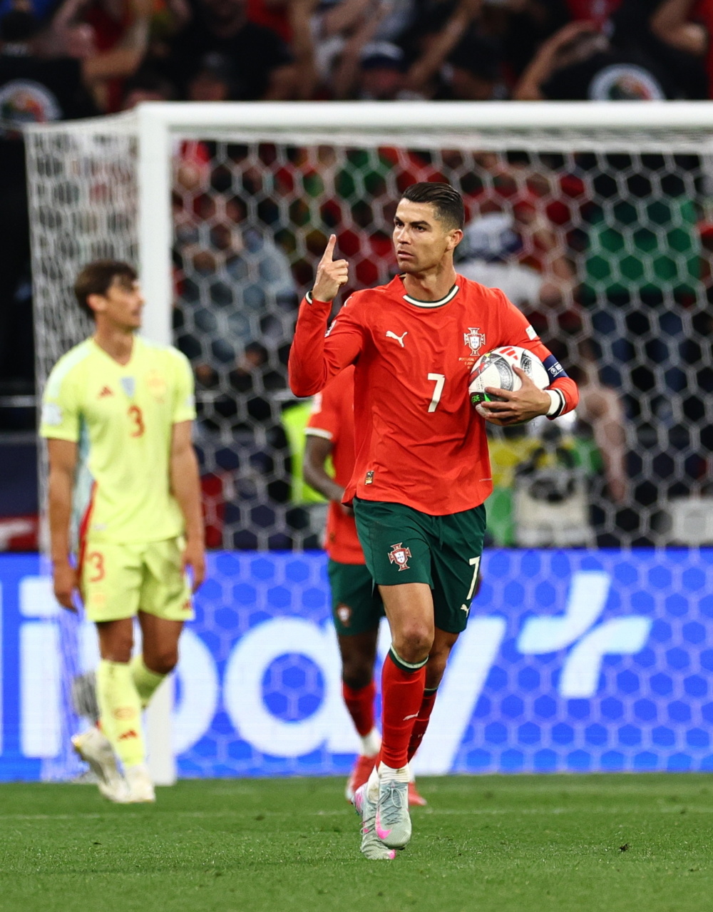 开云体育教练-葡萄牙队即将出征，冠军奖杯等候的简单介绍