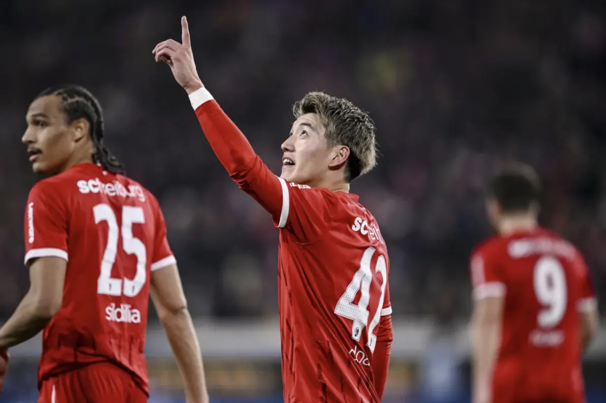 弗莱堡球员最佳表现，获赠奖杯