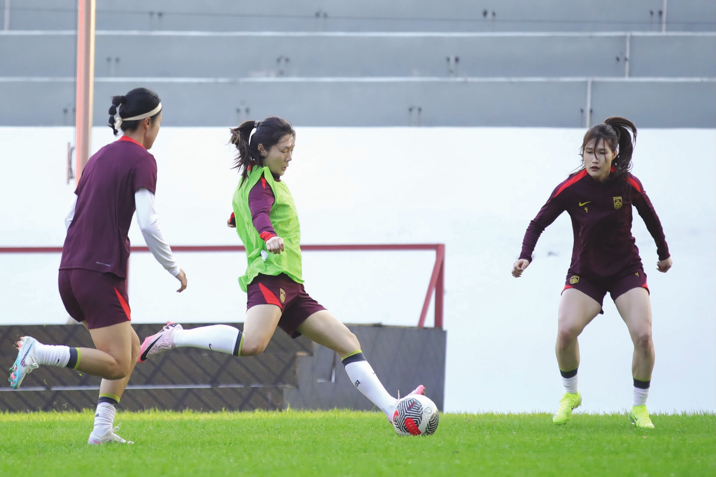 韩国女足队员在球场上认真训练