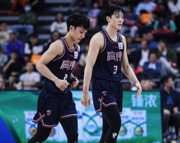 山东队双外援合砍分，轻松战胜四川