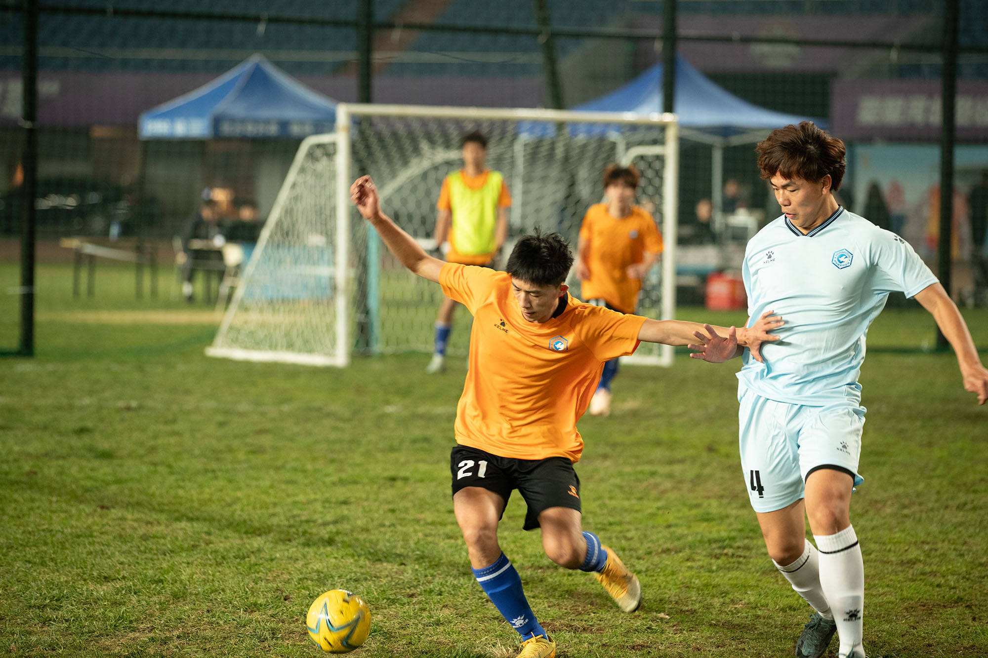 包含体育产业高速发展，足球赛事吸引众多观众的词条