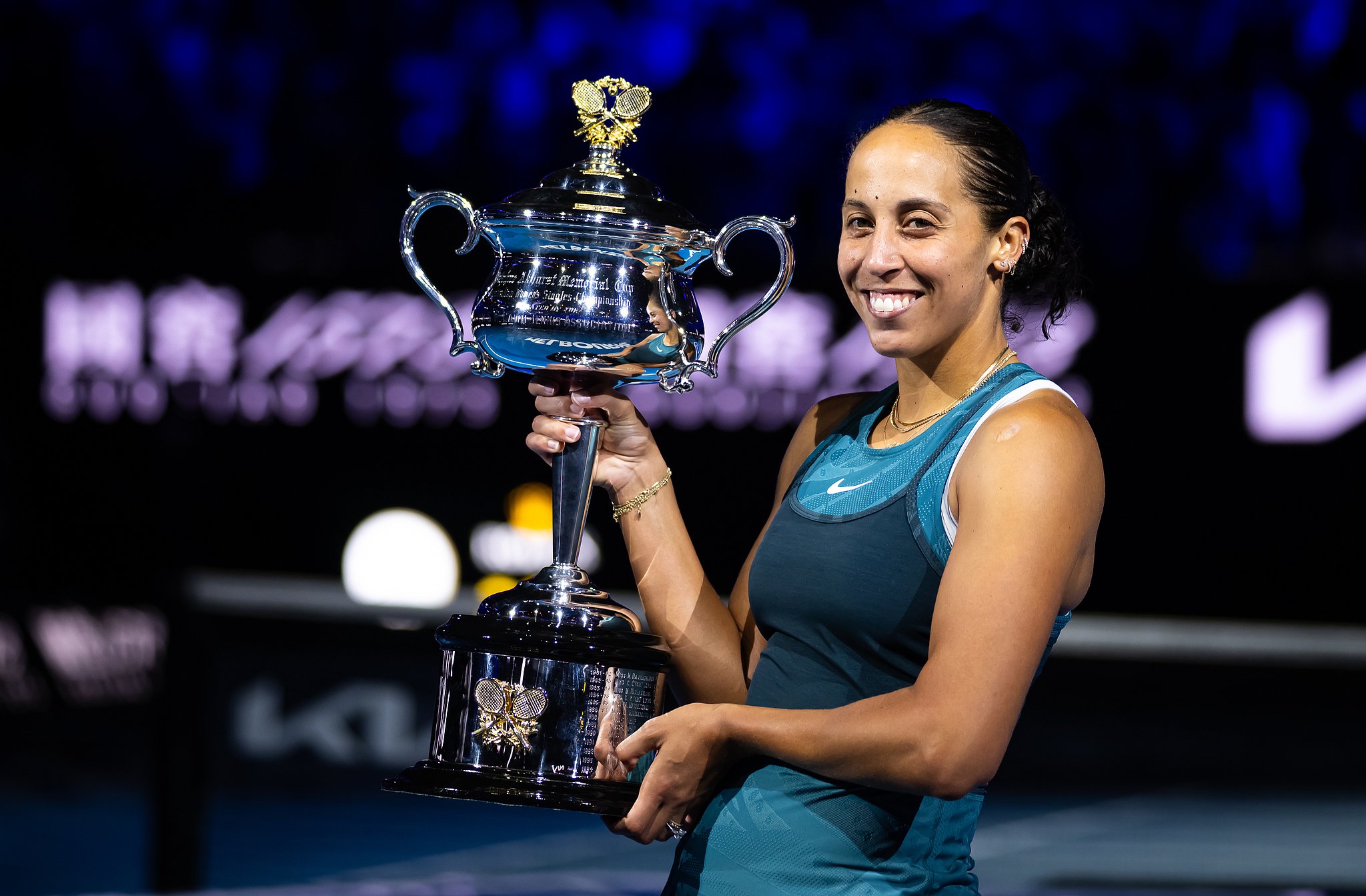 澳洲最佳篮球手捧起当地联赛冠军奖杯的简单介绍