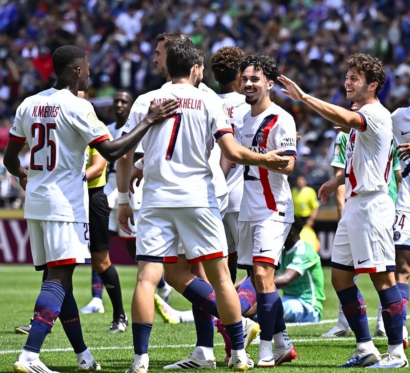 包含欧洲豪门争霸赛场，激烈角逐令人期待的词条